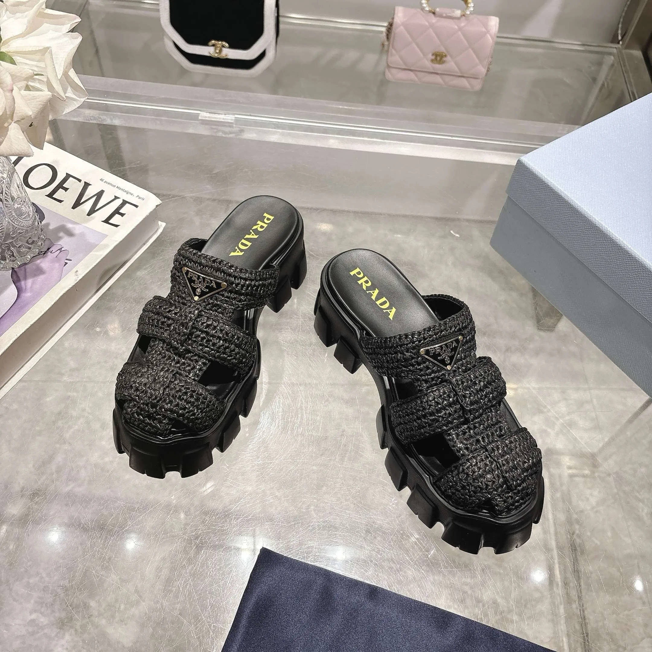 👟👟Ex-factory price 500👟👟 Original eco-friendly PP paper material, high version Prada Prada’s latest pig cage shoes, Roman woven thick-soled rubber slippers, the latest eco-friendly ♻️PP material, high price, fully handmade crochet, just like knitting sweaters, slow work and meticulous work, retro fashionable and avant-garde thick-soled soles with rubber uppers, retro wood grain to meet the various choices of fashionable people of different styles! The iconic metal triangle logo is paired with the shape of ancient beach sandals. Every design element is fashionable! Code number 35-41